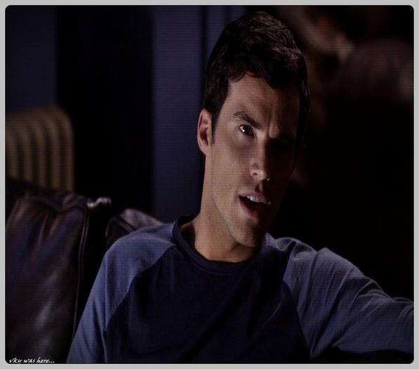 - Da era buna...;< [o trage pe el*