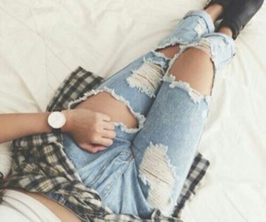 Spunand asta Ripped Face pleca si il lasa pe Dani cu Cristina si imediat acestia s-au inteles.; Intre timp Ripped Face pleca la liceul unde pungasii aia lerau. Acesta batu la usa lor.Unul dintre i;di;oti mersera langa usa si zise:

