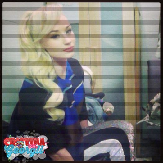 ➹̶т̶є̶є̶η̶α̶g̶є̶я̶υ̶η̶α̶ω̶α̶уϟ sal :p #blair ; *îi aruncă un nenea de protecție* :p #harry