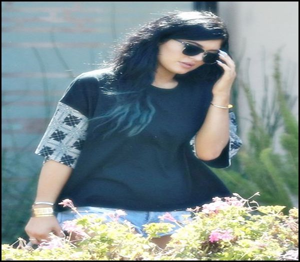 ⊿◤;.  # Iese din lift , își ridică privirea ; Uhm .. Heya :-h