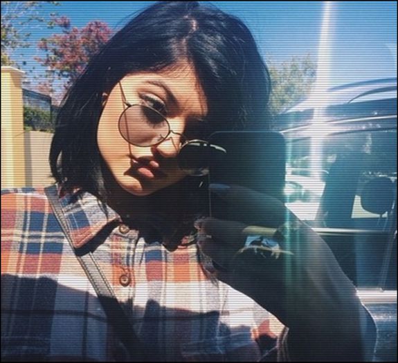 ⊿◤;.  mda + prinde #isi ia o sticla din dulapu cu bauturi si`i arunca si lui una ; #h