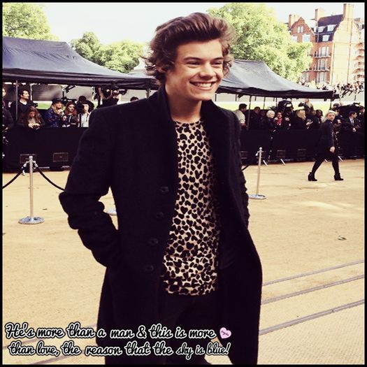 ↘.✿≂┇s͟͟͞͞s͟͟͞͞ə͟͟͞͞ๅ͟͟͞͞p͟͟͞͞ɹ͟͟͞͞ɐ͟͟͞͞ɓ͟͟͞͞ə͟͞ɹ ∆. oare cu cine semeni tu? :)=)) #katic. clk;; pai si nu mai vrei sa mai fi asa? #intinde sticla spre ea. #blair.
