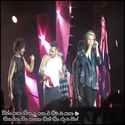 ↘.✿≂┇s͟͟͞͞s͟͟͞͞ə͟͟͞͞ๅ͟͟͞͞p͟͟͞͞ɹ͟͟͞͞ɐ͟͟͞͞ɓ͟͟͞͞ə͟͞ɹ ∆. #se pune langa ea si se uita amuzat la ea.