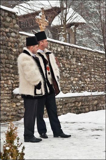 şogor; =cumnat;rudă prin alianţă sau gluma intre barbati(fost sau actual iubit al iubitei)“Eu cu câţi mă întâlnesc /Ei tăţi şogor mă numesc”
