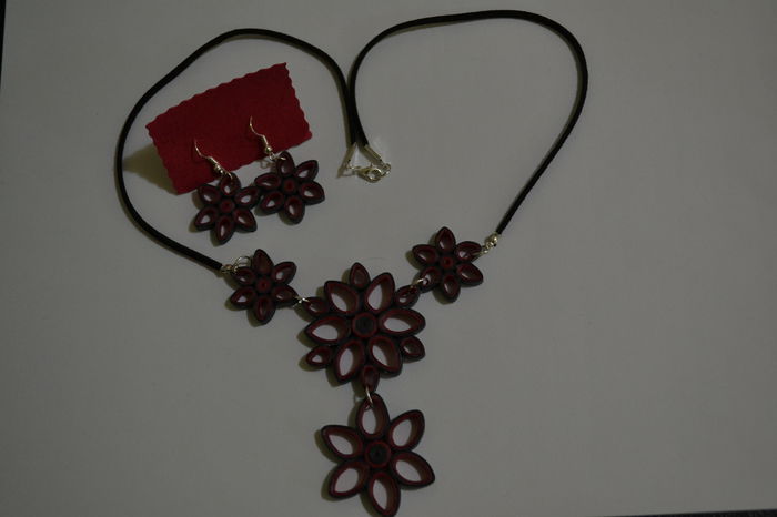 19; Set bijuterii Quilling, lacuit pentru rezistenta. Pret: 30 lei
