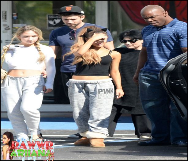 Ariana shopping with friends and family in Boca Raton - 2O14