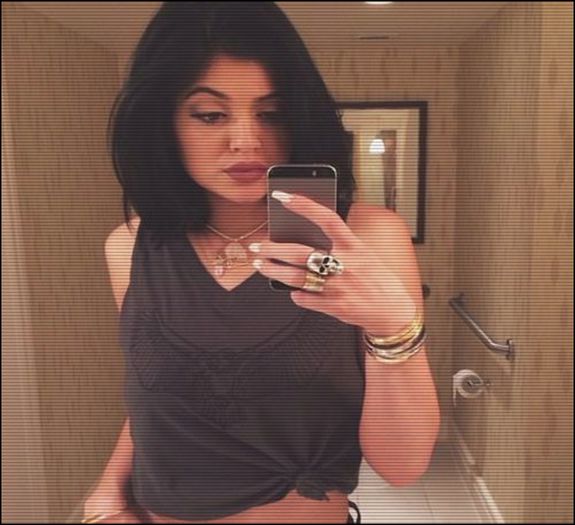 ⊿◤;. #iese din lift ; sorry dak intrerup ceva .. [merge la bucatarie ^