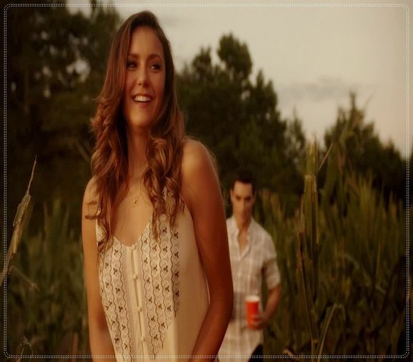 》*intra in cladire si se aseaza la bar; isi ia un suc*