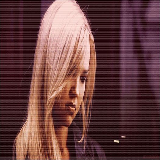 ;. bineee #ofteaza artistic si se pune pe canapea artistic.