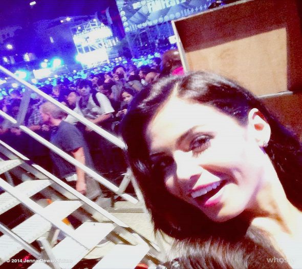 》*isi pune muzica in casti si da din cap*