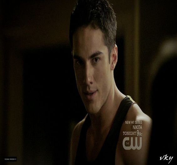 #► |sta pe scari si se uita la ea razand|