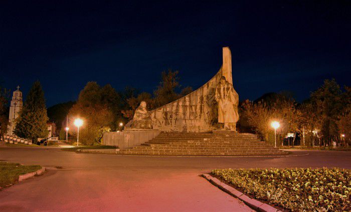 statuia eroilor-nocturna - Din orasul meu natal