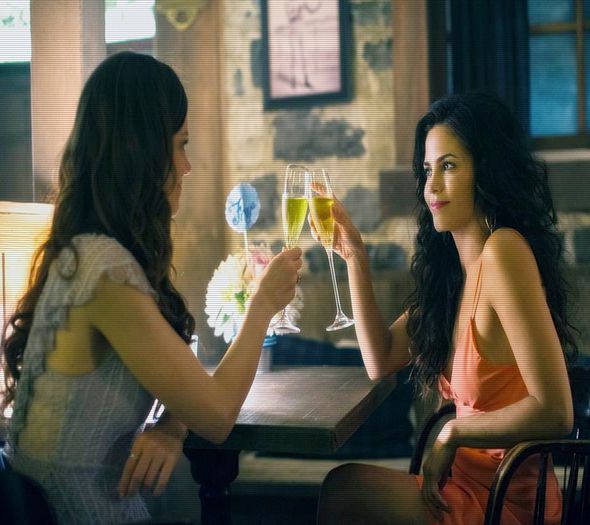 》*coboara scarile cu Leana; se aseaza la o masa*=)))