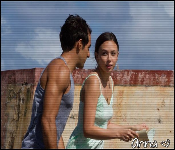 △▼ ❥ : * cade cu ea * Ce faci ? ;3 Nu îmi faci și mie unghiile ? <3 =))