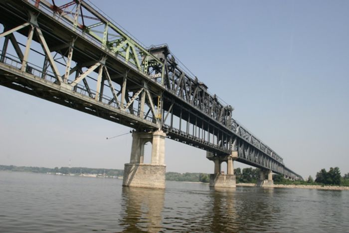 Podul-Prieteniei; Podul a fost proiectat de inginerul sovietic V. Andreev.  Lucrările au fost demarate la începutul anului 1952 şi s-au încheiat doi ani şi jumătate mai târziu, inaugurarea având loc pe 20 iunie 1954.
