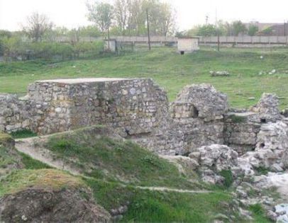 Cetatea Giurgiu; Cetatea Giurgiu a avut avut un trecut zbuciumat. Fiind la graniţa bizantină, bulgară şi otomană, de pe linia Dunării, primul punct de apărare a Ţării Româneşti, cetatea a fost des atacată şi cucerită 
