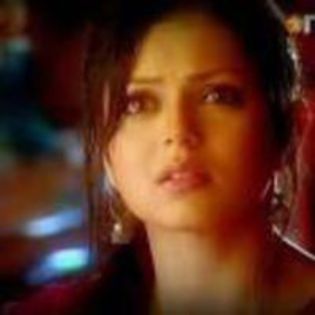 (Surprinsa,Madhu se intoarce catre Karan intrebandu-se el dc se baga?)