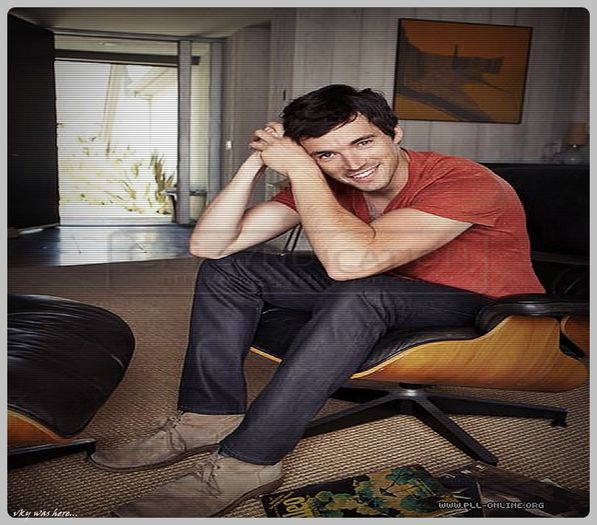 - |sta pe fotoliu si se uita la nimic|