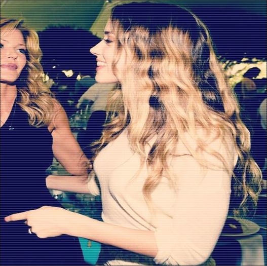 - #se uită ciudat la Harry și după la burtă. Nu e vina mea că m-a lăsat așa și-a plecat ;< =))).