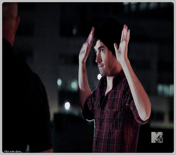 - [cl] Pe mine nu ma deranjezi... Doar ca te uitai prea insistent...#andru; + Uuuuu... tremur...#h |rade sarcastic|
