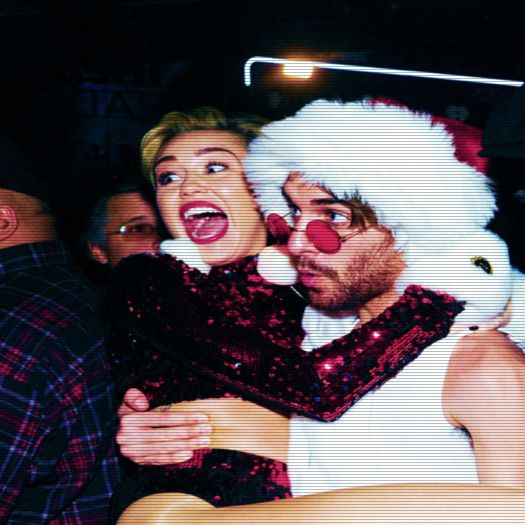 ➹̶т̶є̶є̶η̶α̶g̶є̶я̶υ̶η̶α̶ω̶α̶уϟ *își pune capul pe umărul lui și râde* #harry