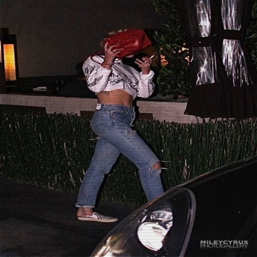 ➹̶т̶є̶є̶η̶α̶g̶є̶я̶υ̶η̶α̶ω̶α̶уϟ *vine de sus cu o pătură pe ea și se pune pe canapea*