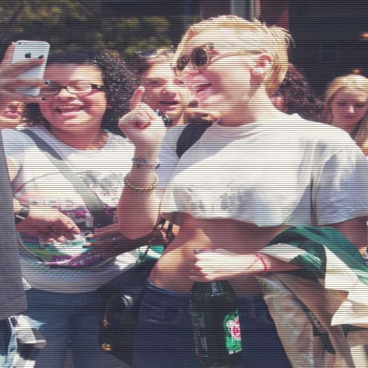 ➹̶т̶є̶є̶η̶α̶g̶є̶я̶υ̶η̶α̶ω̶α̶уϟ *îi aruncă o pernă în cap și își ia o sticlă CL; de suc de pe masă* neața și ție.
