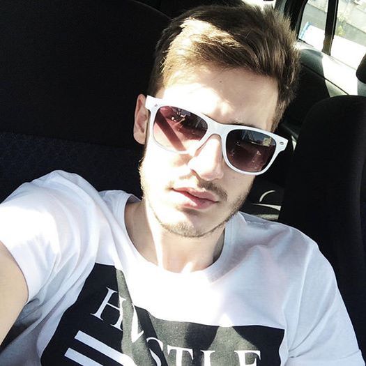 Mersi frate,chiar nu stiu cum sa iti multumesc,singurul lucru pe care il am de la mama e bratara; asta. Singurul lucru pe care il am din familie e asta,singurul lucru care era familia mea era mama. [plangand usor]
