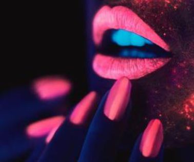 La lumina unui stalp era silueta care era acum cateva secunde fusese la geam.Si-a frecat ochii,; credea ca are halucinatii. Se pare ca silueta aia misterioasa a disparut.
