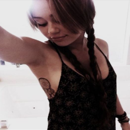 - *ofteaza si isi pune capul pe umarul lui * #hazz ; salot.