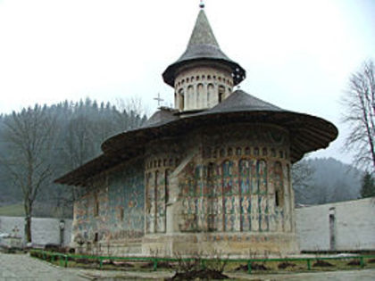 275px-Voronet-Old-Monastery[1] - Manastirea Voronet
