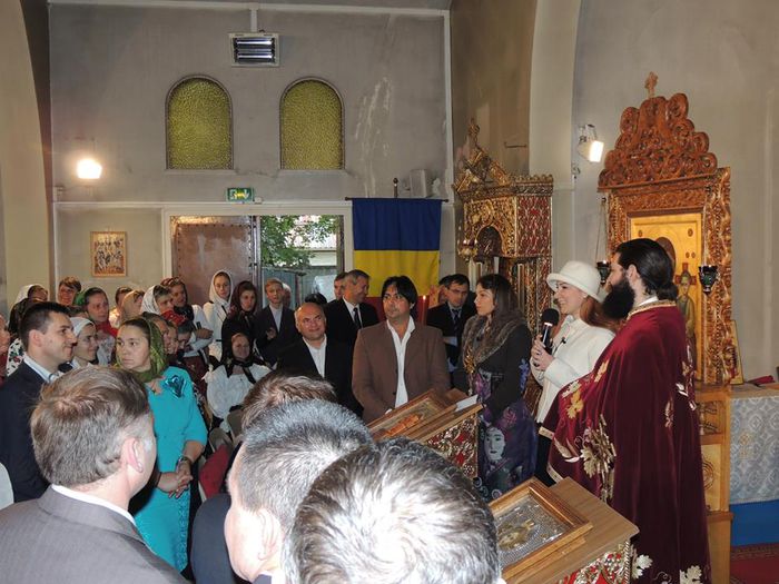 RUSINE!:pro-Ponta in biserica-PARIS; Campania electorala pro-Ponta,in biserica ortodoxa a diasporei din Paris.Rusine!!!popa de 2 bani gauriti!
