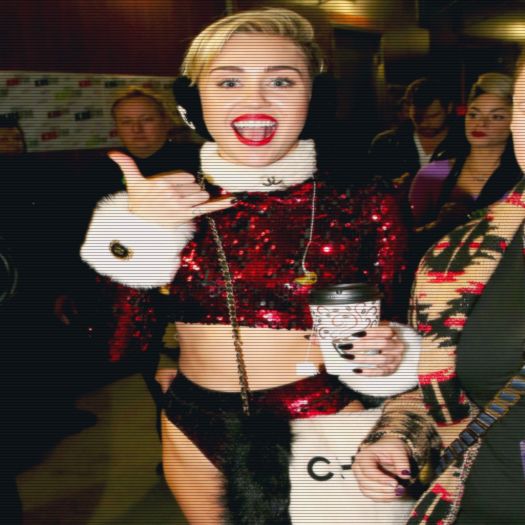 ➹̶т̶є̶є̶η̶α̶g̶є̶я̶υ̶η̶α̶ω̶α̶уϟ ăhăm... *își pune mâinile pe față și se ridică brusc* CL; deci îmi spui și mie ce ai sau am devenit cu adevărat o străină ?
