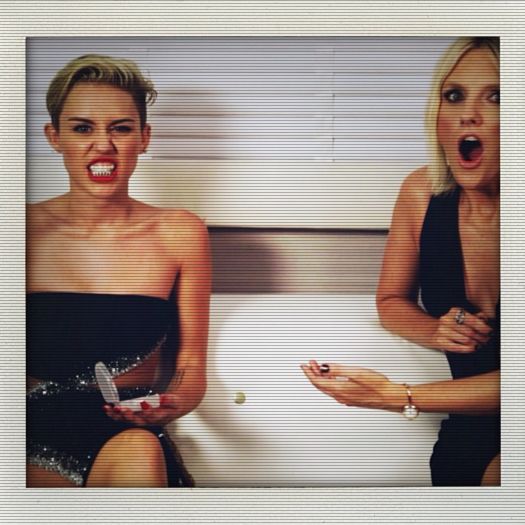 ➹̶т̶є̶є̶η̶α̶g̶є̶я̶υ̶η̶α̶ω̶α̶уϟ Spune, măi... *se încruntă și râde* Ehee, acum nu mai CL - Epii 19 _ Bloodstream