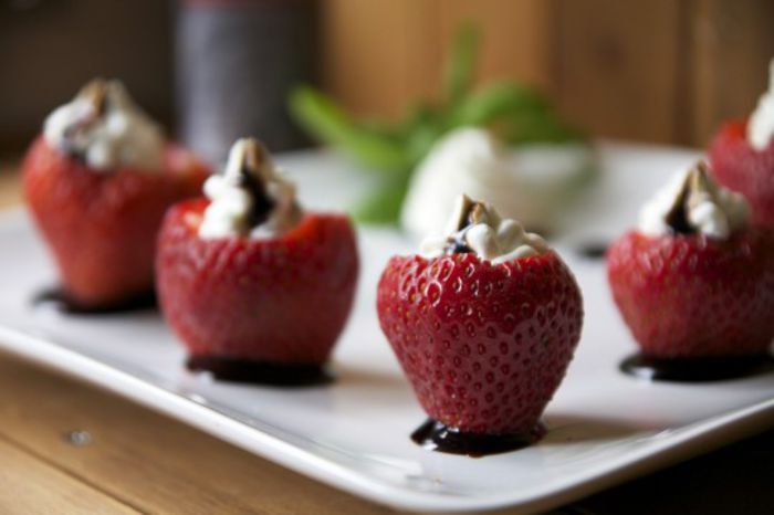 Capsune umplute cu branza,iaurt,busuioc si otet balsamic - Platouri cu dulciuri