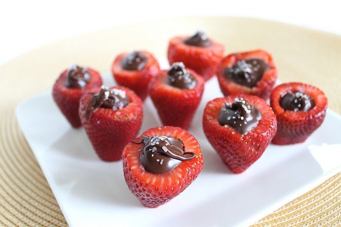 Capsune umplute cu ciocolata si sare de mare - Platouri cu dulciuri