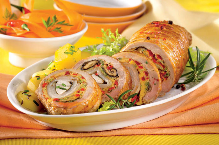 Rulada festiva de carne de porc - Idei de aranjare a platourilor pentru  mese festive si ocazii speciale