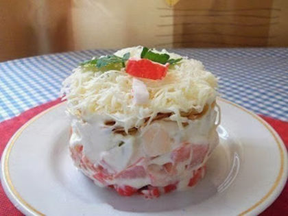 Salata cu bastoane de crabi si rosii - Idei de aranjare a platourilor pentru  mese festive si ocazii speciale