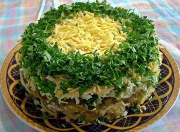Salata de ciuperci sub haina de blana - Idei de aranjare a platourilor pentru  mese festive si ocazii speciale