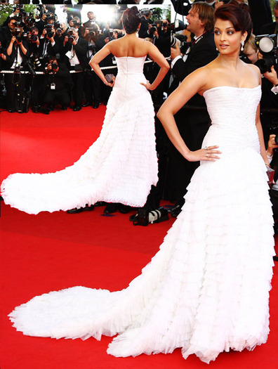 aishwarya-rai-white-cavalli-cannes 3 - ConcursSuperSurprizezz 1