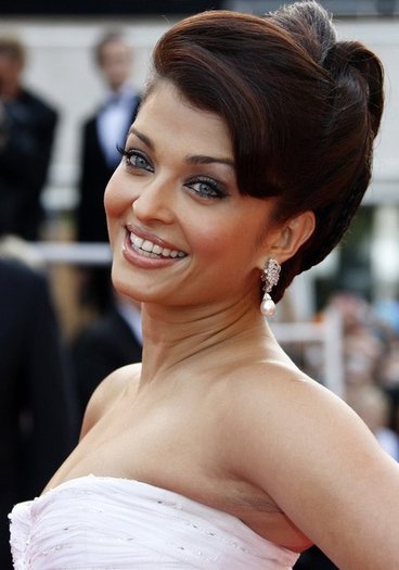 aishwarya-rai-at-cannes-2009   9 - ConcursSuperSurprizezz 3