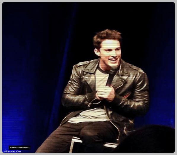 #► La table sau unde?#e=))))) + Da du`te mahhh ma la rusi... Acolo te ducea puieponta ala...[cl]; Huuuuuuooooo comunistule....|rade ca spartu| Eu ma duc unde e berea cea mai buna... |il impinge| Adica, la canadienii mei... |bea|#s=)))))))))))))))))
