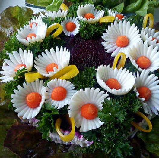 Salata hering sub o haina de blana 7 - Idei de aranjare a platourilor pentru  mese festive si ocazii speciale