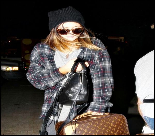 ⊿◤;. #bea,se tot gandea la mesajele alea de i le trimisese chris ; - Epii 20 _ Never let me go