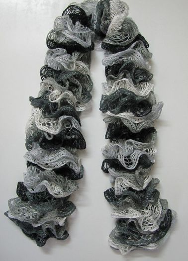 esarfa-tricotata-din-fir-frilly alb - negru- gri - Handmade - oferta esarfe tricotate manual