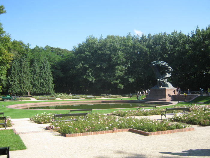 Plimbare prin parcul regal Lazienki; Cel mai mare parc din oras conceput in secolul 17, distrus partial in timpul razboiului, refacut imediat dupa terminarea acestuia
