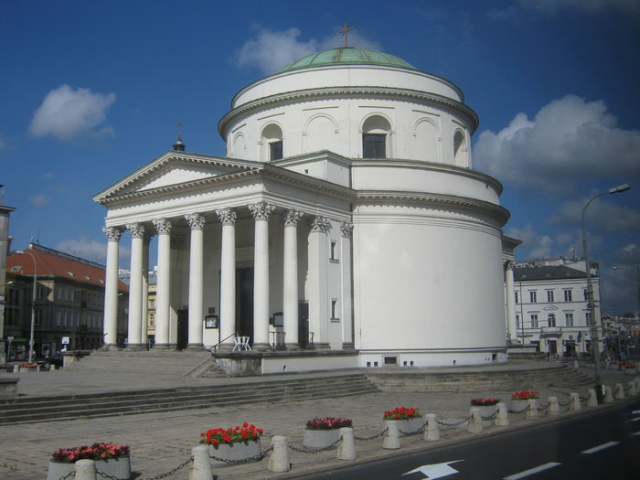 Biserica Sfantul Alexandru; Ridicata i 1818-1828 in onoarea tarului Alexandru I al Rusiei, distrusa in 1944, recladita in 1949-1952
