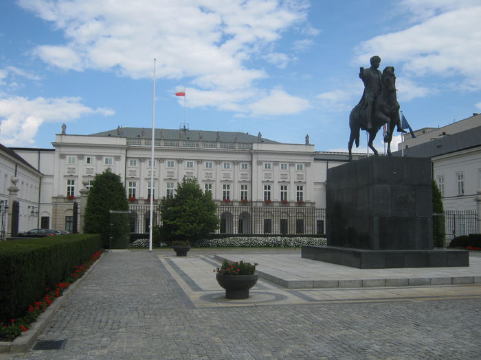 Palatul prezidential cu statuia lui Jozef Poniatowski - Varsovia