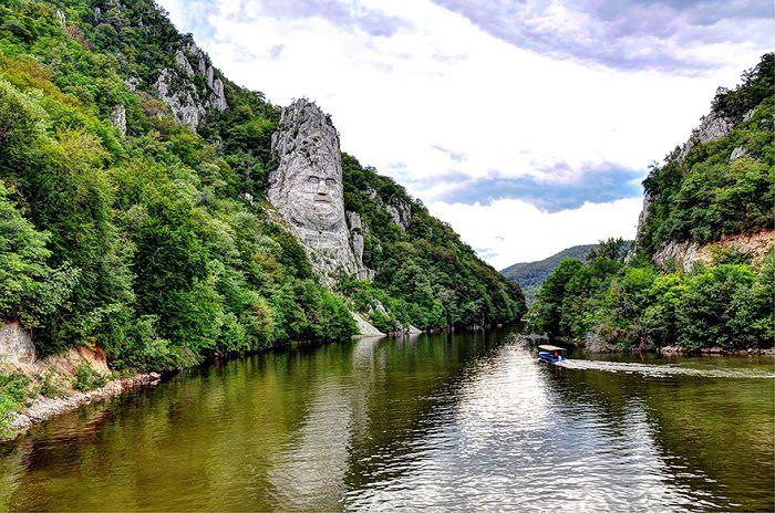 6. Pe malul stâncos al Dunării, între Eşelniţa şi Dubova; , lângă Orşova, vei descoperi Chipul lui Decebal. Este cea mai înaltă sculptură din Europa.
