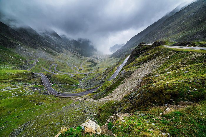 7. Transfăgărăşanul sau Drumul Naţional 7C; este unul dintre cele mai spectaculoase drumuri din România. Leagă regiunea istorică a Munteniei de Transilvania.
